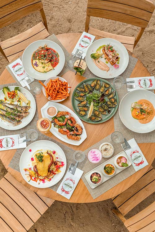 Privatisation restaurant de plage à Carqueiranne — repas de groupe et événements, L'Aventure Repas de groupe en terrasse au restaurant L'Aventure à Carqueiranne — plateau de partage, fruits de mer et spécialités méditerranéennes pour un événement privatisé