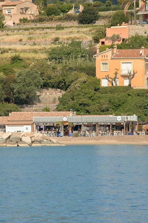 Restaurant L'Aventure — plage Péno, village de Carqueiranne, Var Vue sur le village de Carqueiranne depuis la mer — restaurant L'Aventure sur la plage Péno, accessible depuis Hyères et Le Pradet